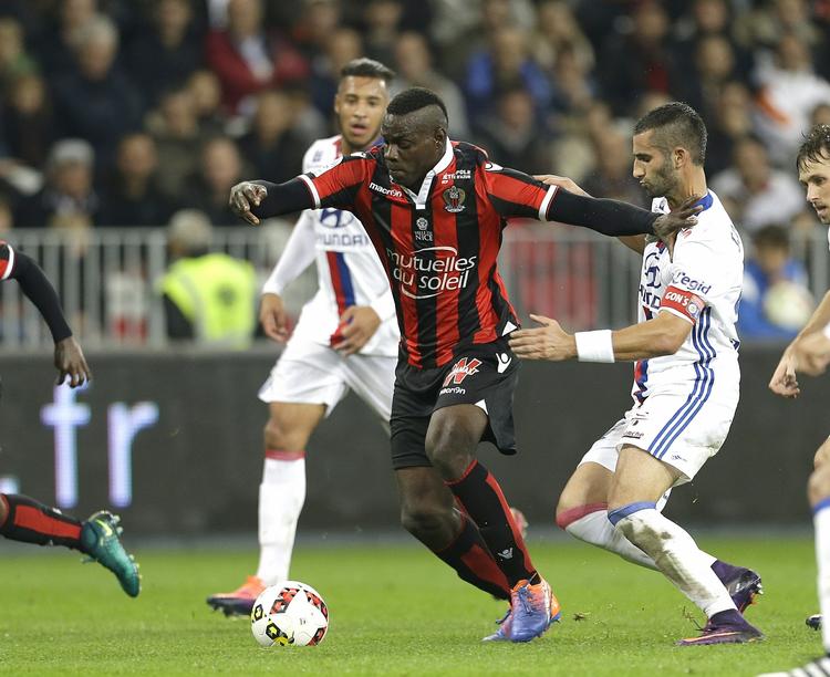 FARLIG. Mario Balotelli har i denne sæson vist, at han bestemt ikke har glemt, hvordan man spiller fodbold - og holder en modstander på afstand. 