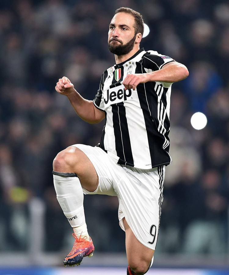 SCORING. Sådan fejrede Gonzalo Higuaín sin 1-0-træffer i Torino mod Lyon. 