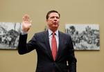 Udspurgt. Først blev James Comey kritiseret sønder og sammen af republikanerne, da han ikke ville rejse sigtelse mod Hillary Clinton i e-mail-skandalen. Nu har også demokraterne rettet skytset mod FBI-direktøren, som kort før valget har meddelt, at mailsagen atter efterforskes. 
