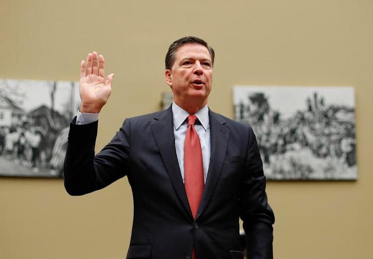 Udspurgt. Først blev James Comey kritiseret sønder og sammen af republikanerne, da han ikke ville rejse sigtelse mod Hillary Clinton i e-mail-skandalen. Nu har også demokraterne rettet skytset mod FBI-direktøren, som kort før valget har meddelt, at mailsagen atter efterforskes. 