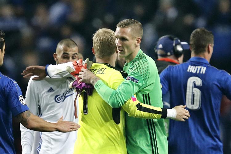 tak. FCK's målmand, Robin Olsen, krammer tak for kampen med sin kollega fra Leicester, Danmarks landsholdskeeper Kasper Schmeichel, efter at de to hold har spillet 0-0 i Champions League. Foto: Jens Dresling 