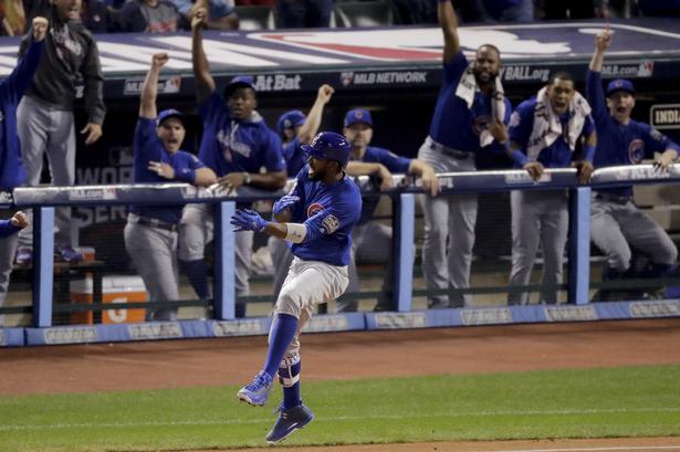 Tidligt. Cubs' Dexter Fowler jubler over et home run i begyndelsen af kampen. 