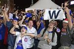 Utroligt. Uden for Indians' hjemmebane Progressive Field kan Cubs' tilhængere knap nok tro det, de lige har overværet. 