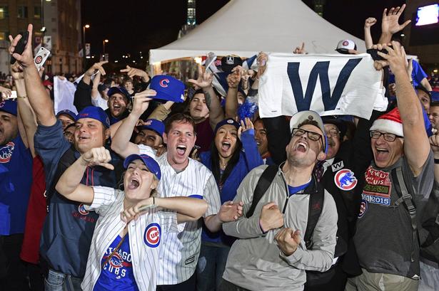 Utroligt. Uden for Indians' hjemmebane Progressive Field kan Cubs' tilhængere knap nok tro det, de lige har overværet. 