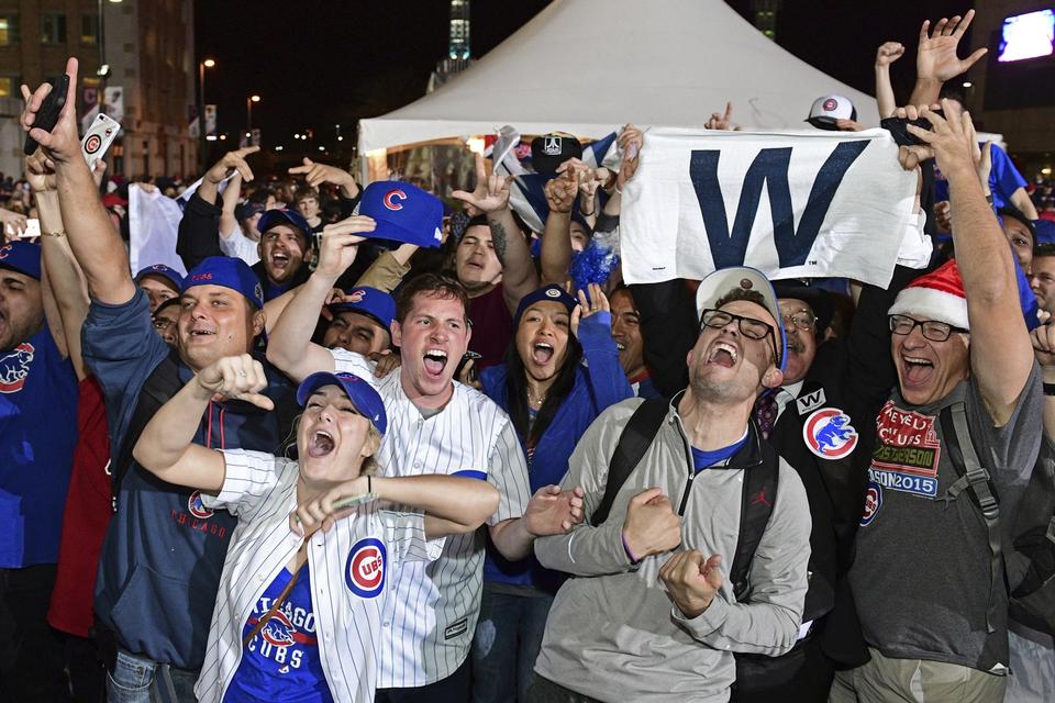 Utroligt. Uden for Indians' hjemmebane Progressive Field kan Cubs' tilhængere knap nok tro det, de lige har overværet. 