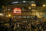 Afstand. Uden for Cubs legendariske hjemmebane, Wrigley Park, fulgte tusindvis af fans med i kampen i Cleveland. 