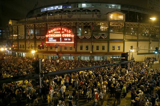 Afstand. Uden for Cubs legendariske hjemmebane, Wrigley Park, fulgte tusindvis af fans med i kampen i Cleveland. 