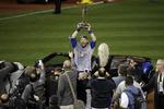 Stjernen. Cubs' Ben Zobrist løfter det trofæ, han fik, fordi han efter blev udnævnt til MVP - Most Valuable Player. 