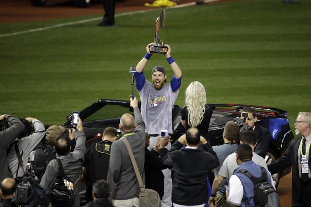 Stjernen. Cubs' Ben Zobrist løfter det trofæ, han fik, fordi han efter blev udnævnt til MVP - Most Valuable Player. 