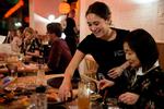 Spisebar. På nyåbnede Jah Izakaya kan man drikke sake og lytte til reggae og soul, mens man tygger på en tiarmet blæksprutte eller friturestegt kylling. 