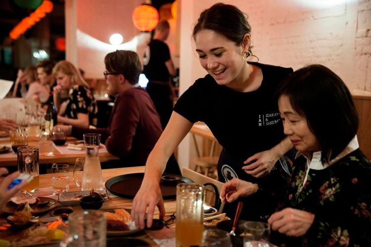 Spisebar. På nyåbnede Jah Izakaya kan man drikke sake og lytte til reggae og soul, mens man tygger på en tiarmet blæksprutte eller friturestegt kylling. 