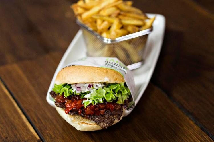 Birkeburgers. Ibyen anmelder den nye burgerbar, Friends &amp; Brgrs, på Strøget. 