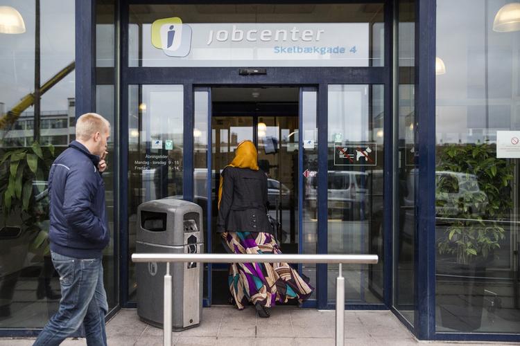 Kommunernes jobcentre (her i København) har fået mere at gøre med at finde aktiviteter til mennesker på kontanthjælp - i stedet for at indstille dem til pension. Arkivfoto: Polfoto. 