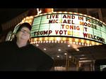 Forsoning. Instruktør Michael Moore er taget til Trump-land i forsoningens navn, men enhver ved, at han aldrig vil kunne flytte en stemme fra Trump til Clinton. 