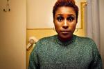 Insecure. Issa Rae rapper til sit eget spejlbillede og kan ikke helt finde ud af, om hun skal slå op med sin kæreste. 