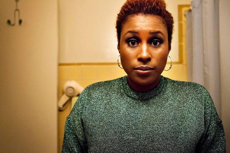Insecure. Issa Rae rapper til sit eget spejlbillede og kan ikke helt finde ud af, om hun skal slå op med sin kæreste. 