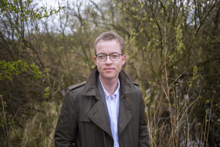 MRSA. Miljø- og fødevareminister Esben Lunde Larsen (V) skylder svar på både de aktuelle sager om indblanding i redegørelser og sin modstand mod stramninger af svineproducenternes brug af antibiotika, skriver Dan Jørgensen. 