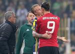 BALLADE. Manchester Uniteds Zlatan Ibrahimovic tager fat i struben på den danske Fenerbahce-spiller Simon Kjær. 