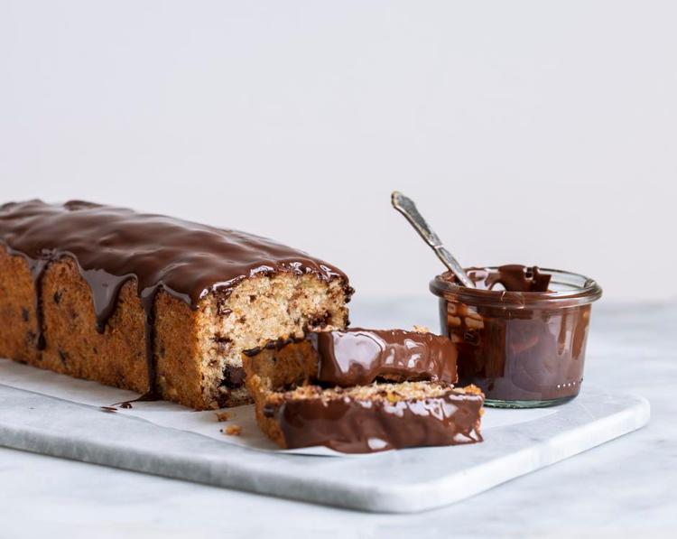 Luksus. Kombinationen af den søde banan, den salte peanutbutter og den mørke, let bitre chokolade er fantastisk og klæder banan kagen i luksus. 