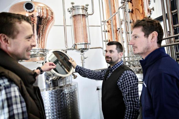 Vodkateam. Bag Lammefjordens Destilleri står tre venner, der selv kommer fra området ved Lammefjorden: idémanden Kasper Jacobsen, vvs-manden Jens Læssøe og landmanden Aage Lohmann. Hovedingrediensen er kartofler fra Lammefjorden, der ikke er pæne nok til at ryge på middagsbordet, men optimale at lave vodka af. 