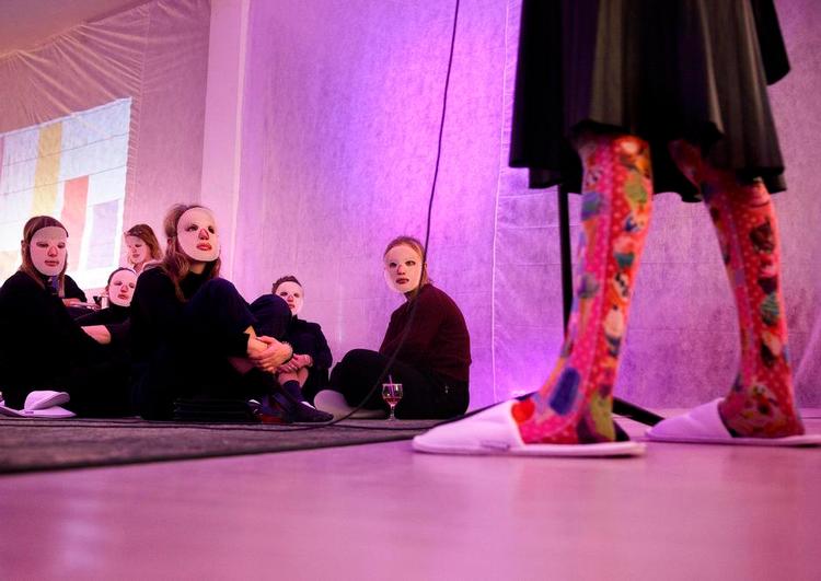 maskeleg. Med Kirsten Dehlholm (rødt hår) i front for Hotel Pro Forma kan man aldrig vide sig sikker. Til det aktuelle lounge- arrangement bliver gæsterne udfordret med både fællessang og hvisk i øret. Foto: Finn Frandsen 