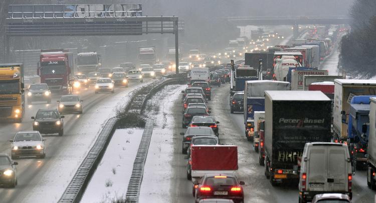 TYSKE motorveje er kendt og frygtet af danske bilister for deres køer som her på A2. Snart koster de også penge. 