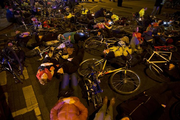 TRAFIKUHELD. Demonstranter protesterer over farlige forhold for cyklister i London. Billedet er fra en lignende demonstration sidste år, organiseret af gruppen 'Stop Killing Cyclists'. 