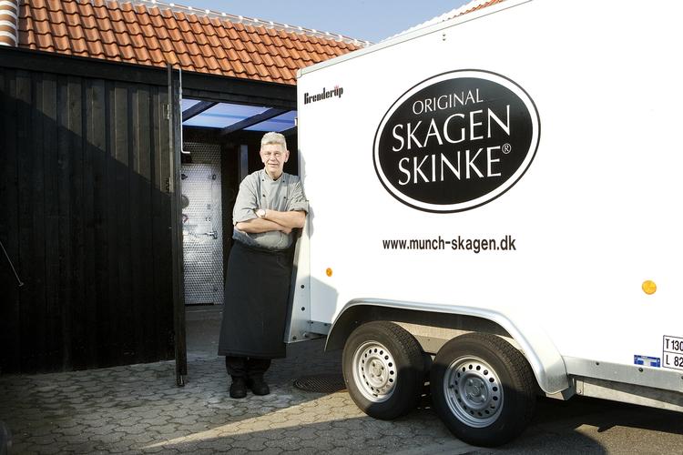 FAMILIEVIRKSOMHED. Skagensuccesen Slagter Munch sælger den over 100 år gamle familievirksomhed til Danish Crown. Familien fortsætter med at stå for den daglige ledelse af forretningen. 