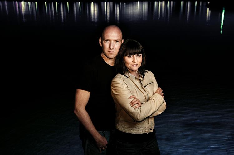 Forfatterpar. Jeanette Øbro og Ole Tornbjerg har sammen skrevet endnu en thriller om kriminalpsykologen Katrine Wraa. PR-foto: Les Kaner 
