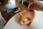 VÆRDIPAPIRER. Lav rente og inflation betyder, at en børneopsparing, der står kontant, ikke vokser ret meget. Vil man investere for at få bedre afkast, skal man til gengæld være opmærksom på omkostningerne. 