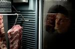 MADNØRD. Timm Vladimir prioriterer at bruge penge på mad og køkkengear, og i hans modningsskab hænger der cirka 20 kilo kød på kroge. 
