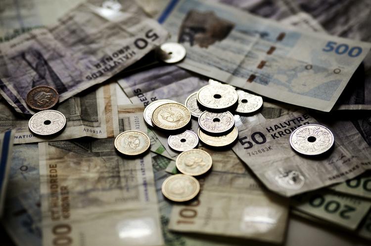 RISIKO. Du kan tabe nogle af dit barns penge ved at investere dem. Men med en meget lang horisont er det sandsynligt, at du får mere ud af det end at lade pengene stå kontant. 