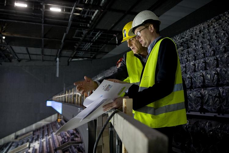 Svømning. Københavns nye multiarena danner rammen om EM i kortbanesvømning, og et år før mesterskabet er det europæiske svømmeforbund på besøg for at godkende den endnu ufærdige arena. 