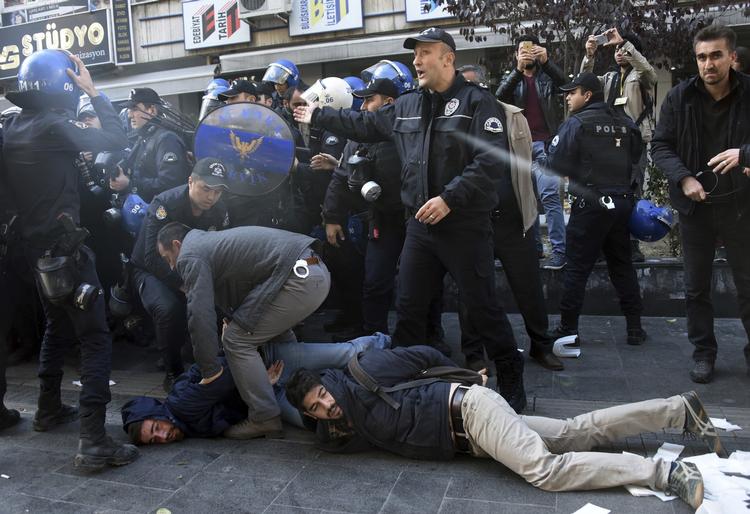 Protester. Tyrkisk politi slår fredag i hovedstaden Ankara ned på demonstranter, der protesterer mod anholdelserne af medlemmer af det prokurdiske parti HDP. 