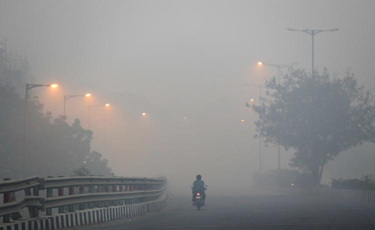 Tåge. Indiens hovedstaden New Delhi har de seneste dage været indhyllet i en stor sky af smog. 