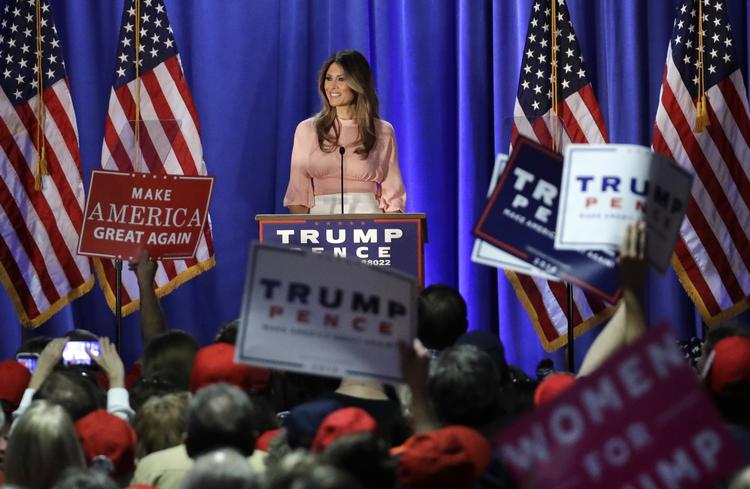 Tale. Torsdag talte Melania Trump til fordel for sin mand ved et Trump Rally i Berwyn, Pennsylvania. Nu er hun anklaget for at arbejde uden arbejdstilladelse i USA. Foto: AP/Patrick Semansky 