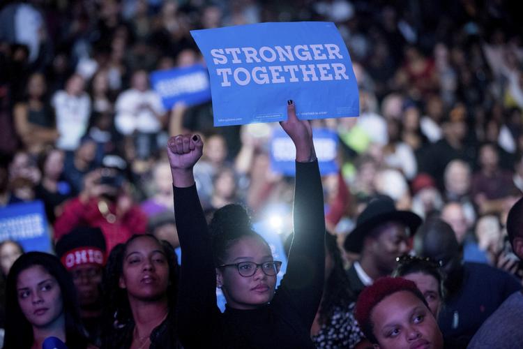 Spraglet. I 2042 vil hvide amerikanere ikke længere være majoriteten, forudsiger US Census Bureau. Her er det et billede fra Hillary Clintons rally i Cleveland, Ohio fredag. 