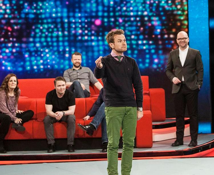 Lørdagsunderholdning. 'Rundet på gulvet' underholder i et ægte Gæt-og-grimasser-stil hele familien, og der er nostalgi til de ældre. Foto: Henrik Osten/ TV2 