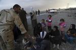 Flugt. De hårde kampe i og omkring byen Mosul har tvunget tusindvis af mennesker til at forlade deres hjem for ikke at blive fanget i krydsilden. 