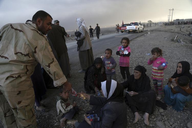Flugt. De hårde kampe i og omkring byen Mosul har tvunget tusindvis af mennesker til at forlade deres hjem for ikke at blive fanget i krydsilden. 