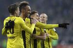 Ydmygelse. Pierre-Emerick Aubameyang bliver fejret for et af sine fire mål mod Hamburger SV. 