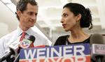 skandale. Anthony Weiner (f. 1964) og hans kone, Huma Abedin, var engang det politiske ’powercouple to be’. Den næste generations Bill og Hillary. Men så begyndte Anthony Weiner at sende dickpics til fremmede kvinder under aliasset Carlos Danger. Dokumentarfilmen ’Weiner’ følger hans deroute, men viser også konen, Huma Abedin, der er Hillary Clintons nærmeste rådgiver. Alle tre er nu en del af den seneste udvikling i Hillary Clintons e-mail-skandale. Foto: Kathy Willens/AP 
