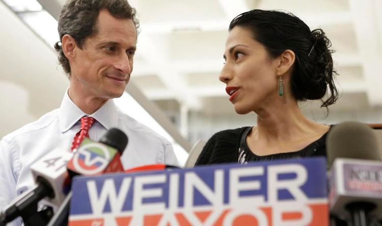 skandale. Anthony Weiner (f. 1964) og hans kone, Huma Abedin, var engang det politiske ’powercouple to be’. Den næste generations Bill og Hillary. Men så begyndte Anthony Weiner at sende dickpics til fremmede kvinder under aliasset Carlos Danger. Dokumentarfilmen ’Weiner’ følger hans deroute, men viser også konen, Huma Abedin, der er Hillary Clintons nærmeste rådgiver. Alle tre er nu en del af den seneste udvikling i Hillary Clintons e-mail-skandale. Foto: Kathy Willens/AP 
