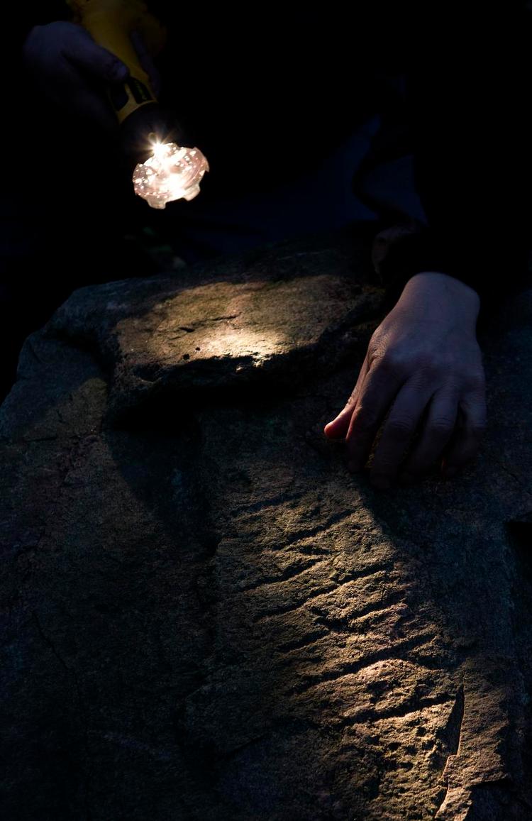 LÆS OG FORSTÅ. Stenen her stammer fra omkring år 600. Runerne »Aslak« er skrevet til minde om en høvding fra Sydfyn. Efter at have læst Lisbeth M. Imers bog kan man (næsten) selv læse runer. (Arkivfoto: Lars Skaaning) 