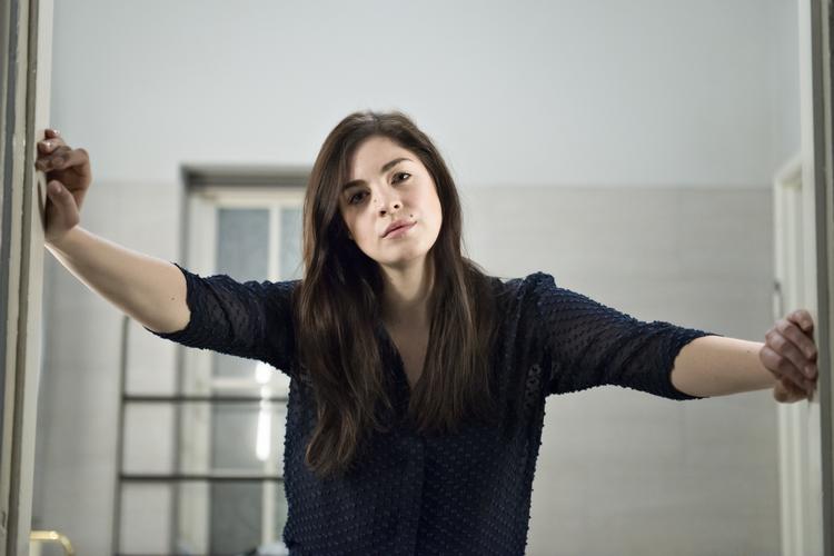 Bedrag. Claudia, som spilles af Natalie Madueño, har svigtet systemet i 'Bedrag'. Trods fornem titel og høj løn mærker chefjuristen, hvad det vil sige at have en klemme på sig. Arkivfoto: Lars Krabbe 