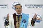 æresdoktor. Tyrkiets præsident Tayyip Erdogan modtog i dag en æresdoktorgrad ved universitetet i Istanbul. 
