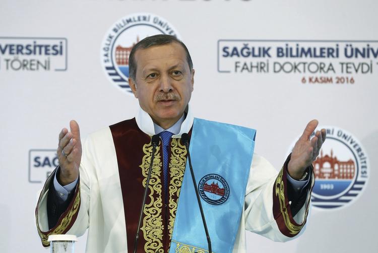 æresdoktor. Tyrkiets præsident Tayyip Erdogan modtog i dag en æresdoktorgrad ved universitetet i Istanbul. 