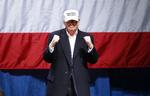 Presset. Donald Trump besøgte hele fem forskellige stater i går, her Michigan, og gør det samme i dag i sin svære kamp for at indhente Hillary Clinton. 
