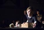 Lydkunst. Ragnhild May i en minutiøs undersøgelse af, hvad en hjemmelavet elektrificeret orgelpibe kan frembringe af lyd i Koncertkirken. Foto: Lars Bjarnø 