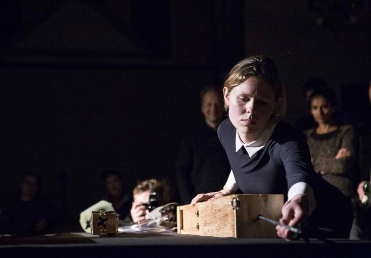 Lydkunst. Ragnhild May i en minutiøs undersøgelse af, hvad en hjemmelavet elektrificeret orgelpibe kan frembringe af lyd i Koncertkirken. Foto: Lars Bjarnø 